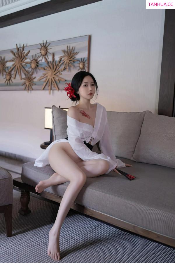 鱼子酱fish  [XiuRen]高清写真图 2025.07.04 No.10514 鱼子酱Fish 白色丝袜第34张图片
